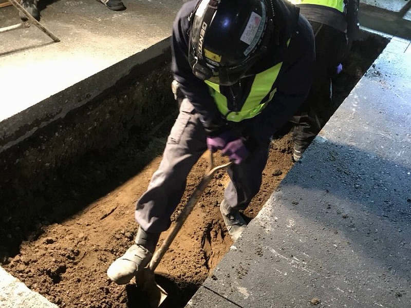 道路を掘る